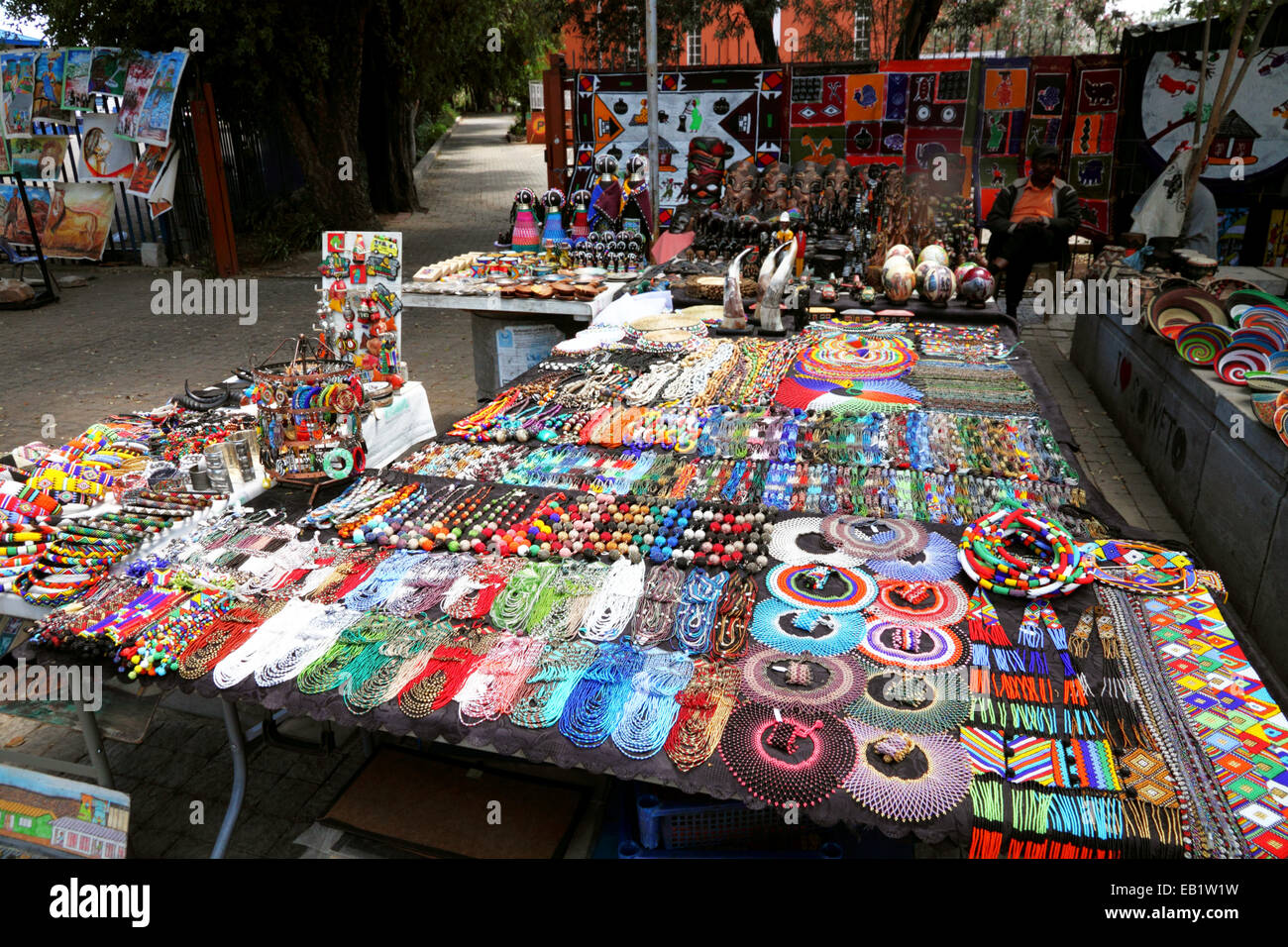 Einen Marktstand mit bunten afrikanischen Kunsthandwerk. Stockfoto