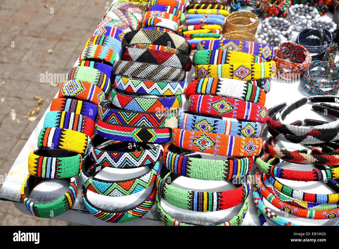 Ein Marktstand, bunten afrikanischen Armbänder zu verkaufen. Stockfoto