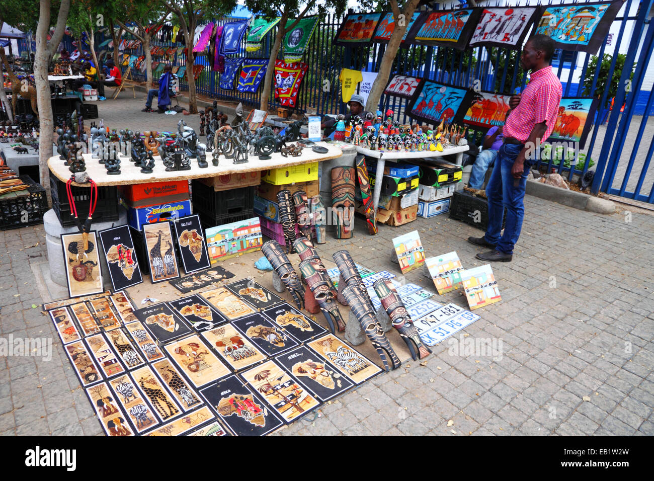 Ein Marktstand, afrikanische Kunst und Kunsthandwerk verkaufen. Stockfoto