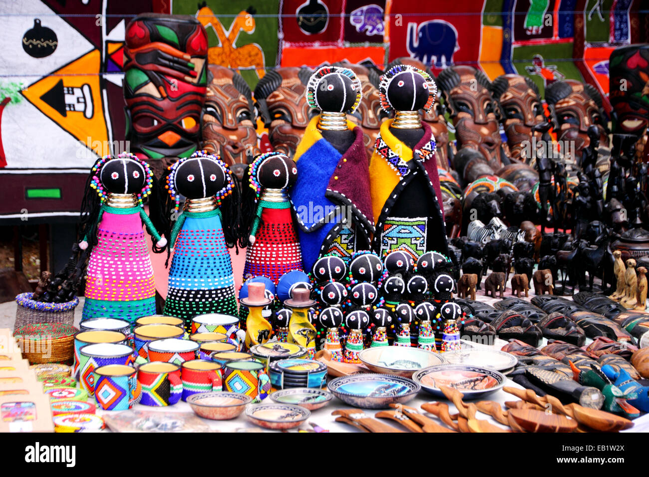 Einen Marktstand mit bunten afrikanischen Kunsthandwerk. Stockfoto