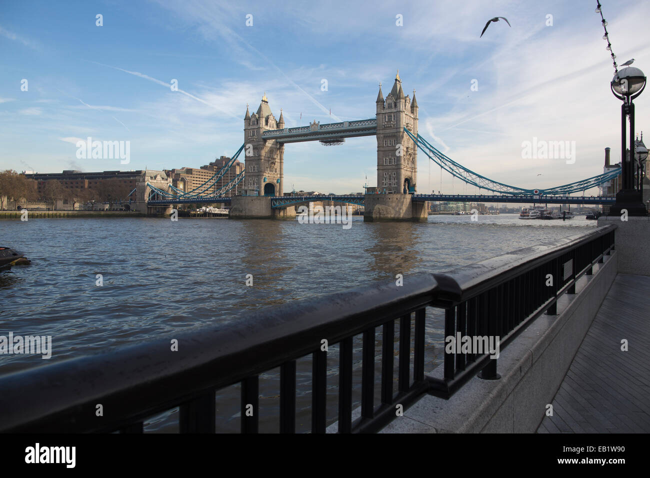 Tower Bridge, gesehen von der South Bank, mehr London Riverside, Central London, UK Stockfoto