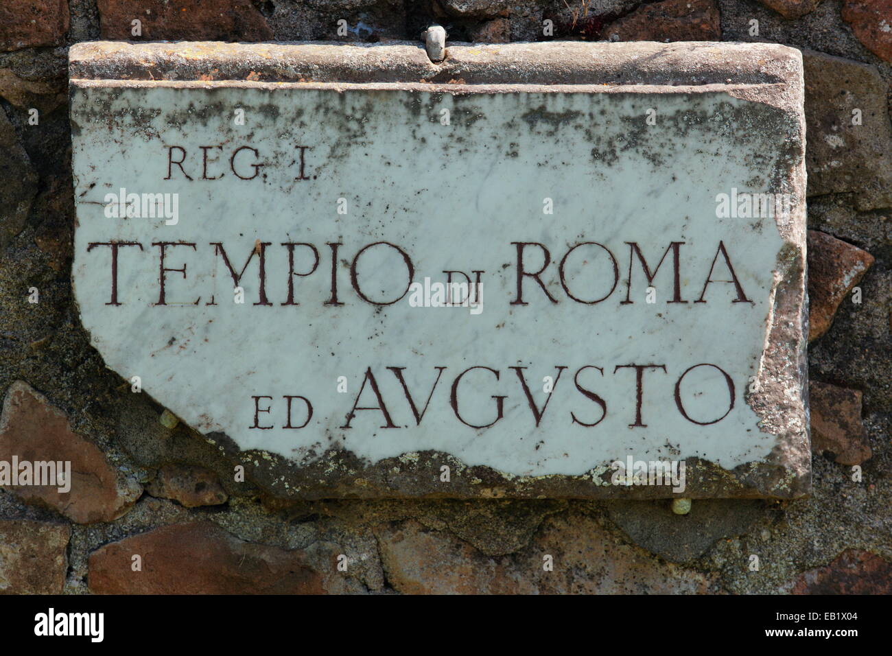 Tempio di Roma Zeichen in Ostia Antica, Hafen von Rom, Italien. Stockfoto