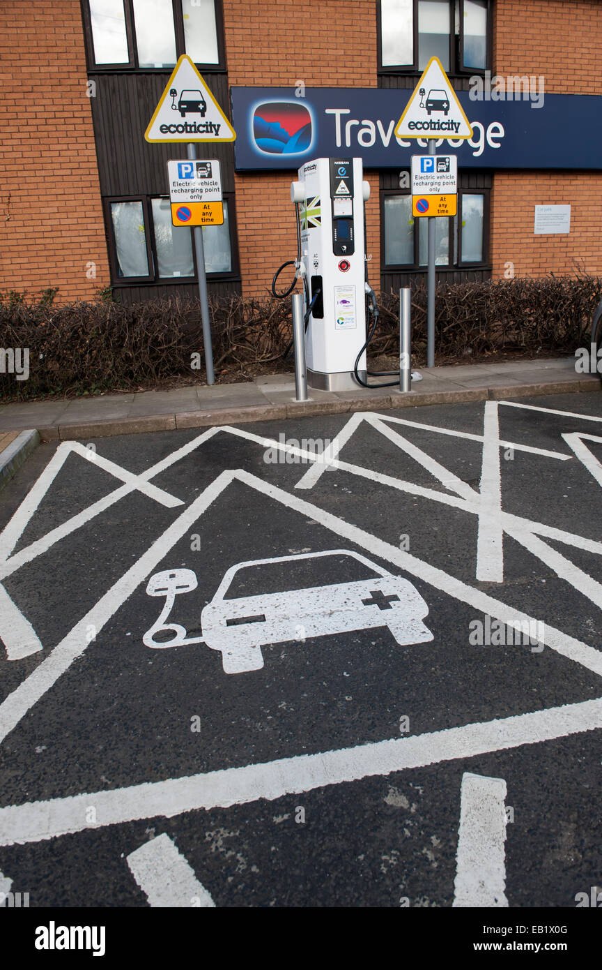 reservierter Parkplatz auf Autobahnraststätten für Elektroautos an einer Ladestation, UK Stockfoto