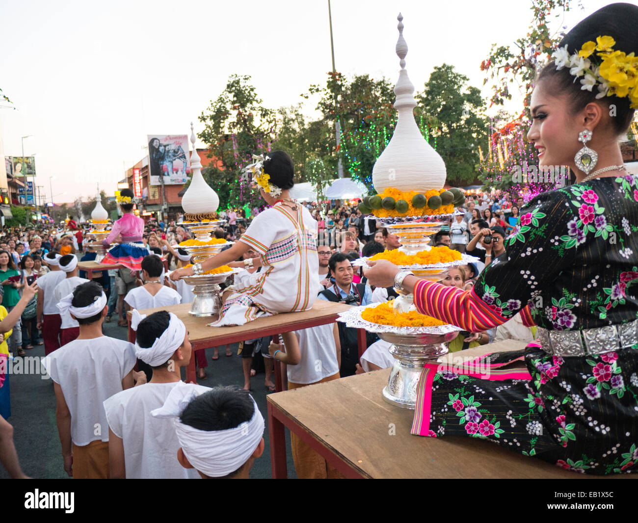 Eine Frau in Tracht wird getragen durch die Straßen während der Chiang Mai Flower Festival Parade in Thailand Stockfoto