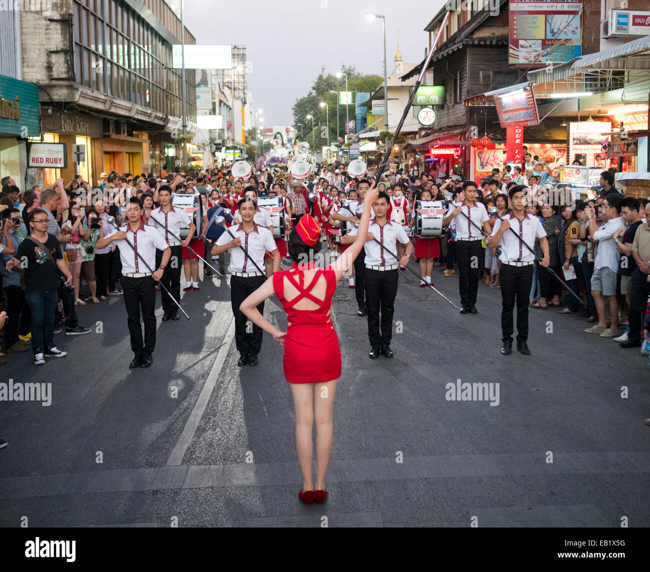 Drum Major führt eine Band während der Chiang Mai Flower Festival Parade in Thailand Stockfoto
