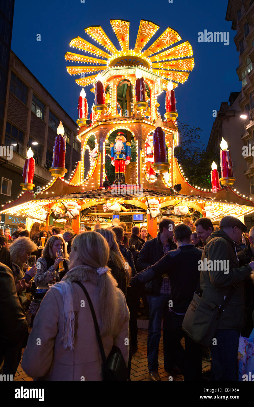 Birmingham Frankfurter Deutsche Weihnachtsmarkt. Jetzt ist es im vierzehnten Jahr. Menschen trinken in einer deutschen Bar in New Street Stockfoto