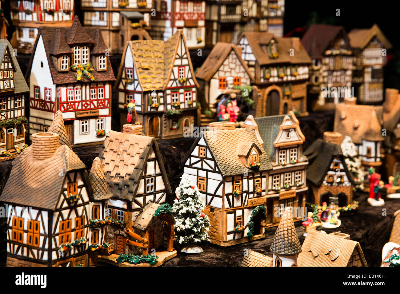 Birmingham Frankfurter Deutsche Weihnachtsmarkt. Jetzt ist es im vierzehnten Jahr. Deutsche Häuser zum Verkauf in einem Stall zu modellieren Stockfoto