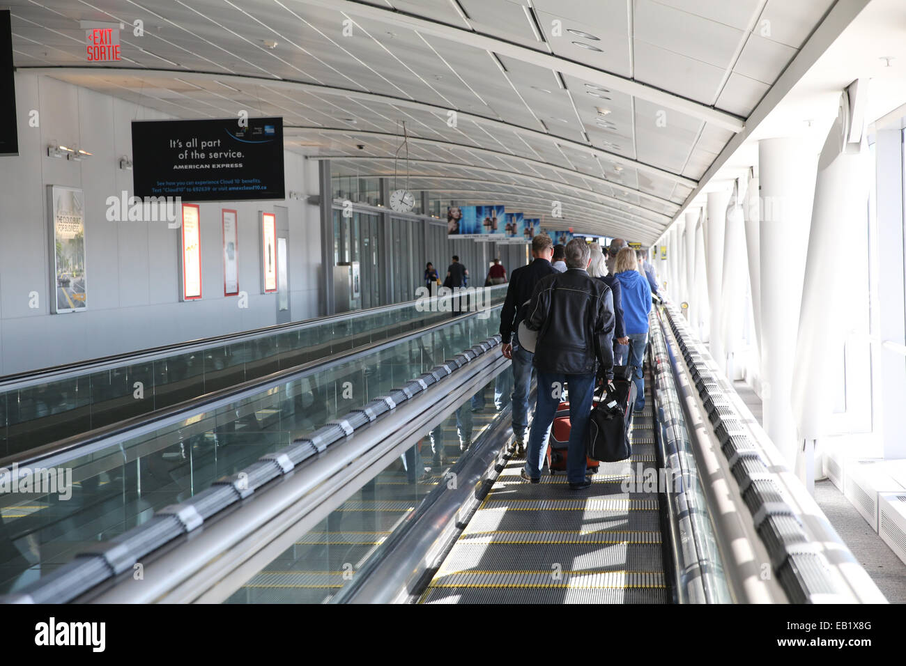 Pearson Flughafen Gehweg Menschen zurück bewegen Stockfoto