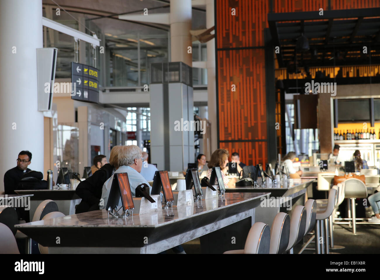Pearson Flughafen Passagier wartet im Internat Bereich restaurant Stockfoto