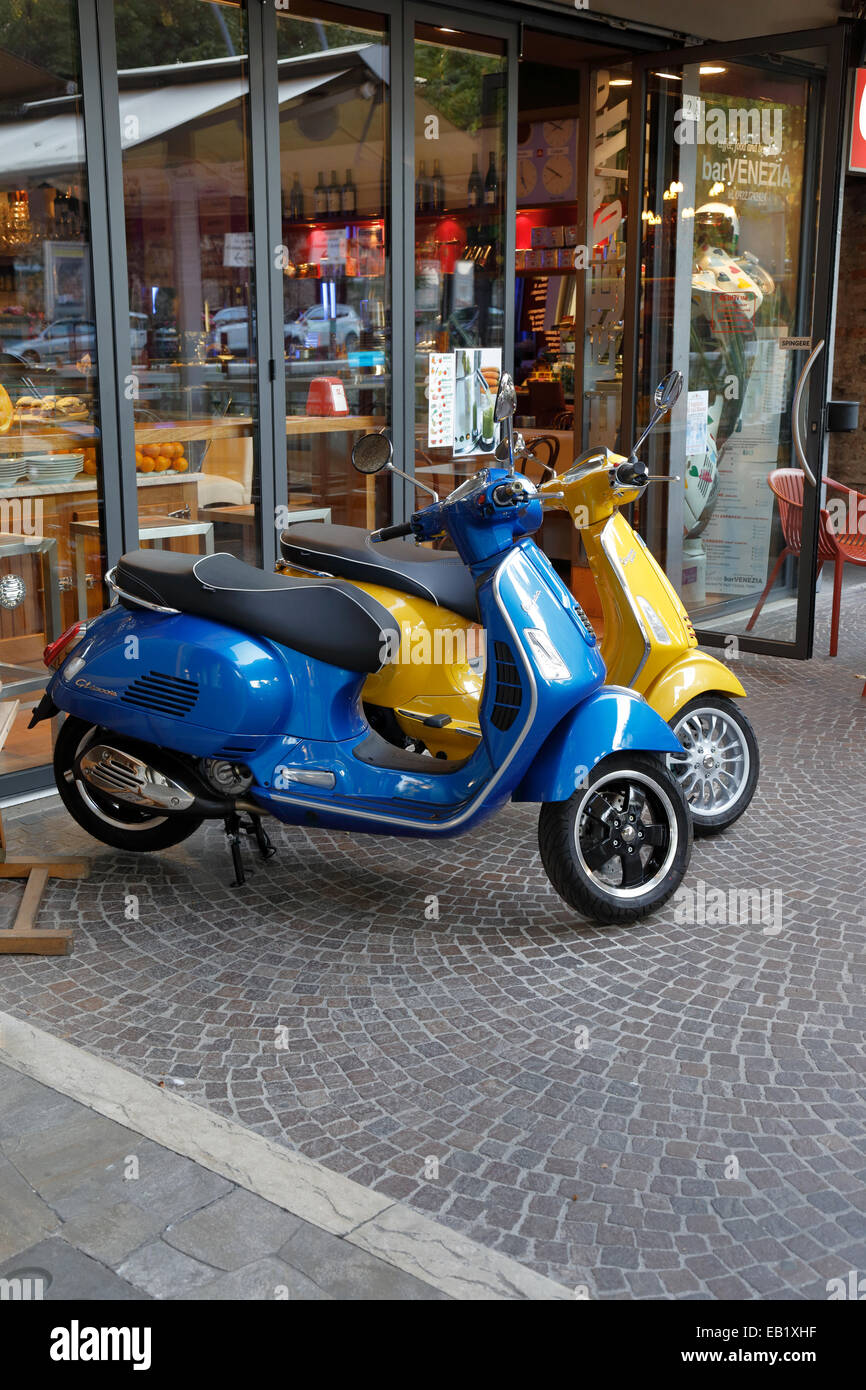 Neue Vespa Roller auf dem Display vor einem Café in Treviso, Italien, Region Venetien. Stockfoto