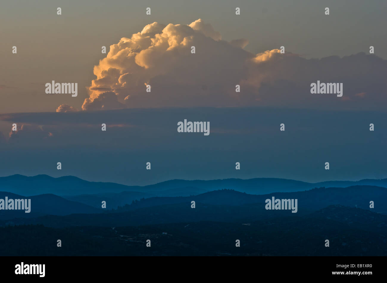 Wolken über den Bergen zwischen Sonnenuntergang und Dämmerung Stockfoto