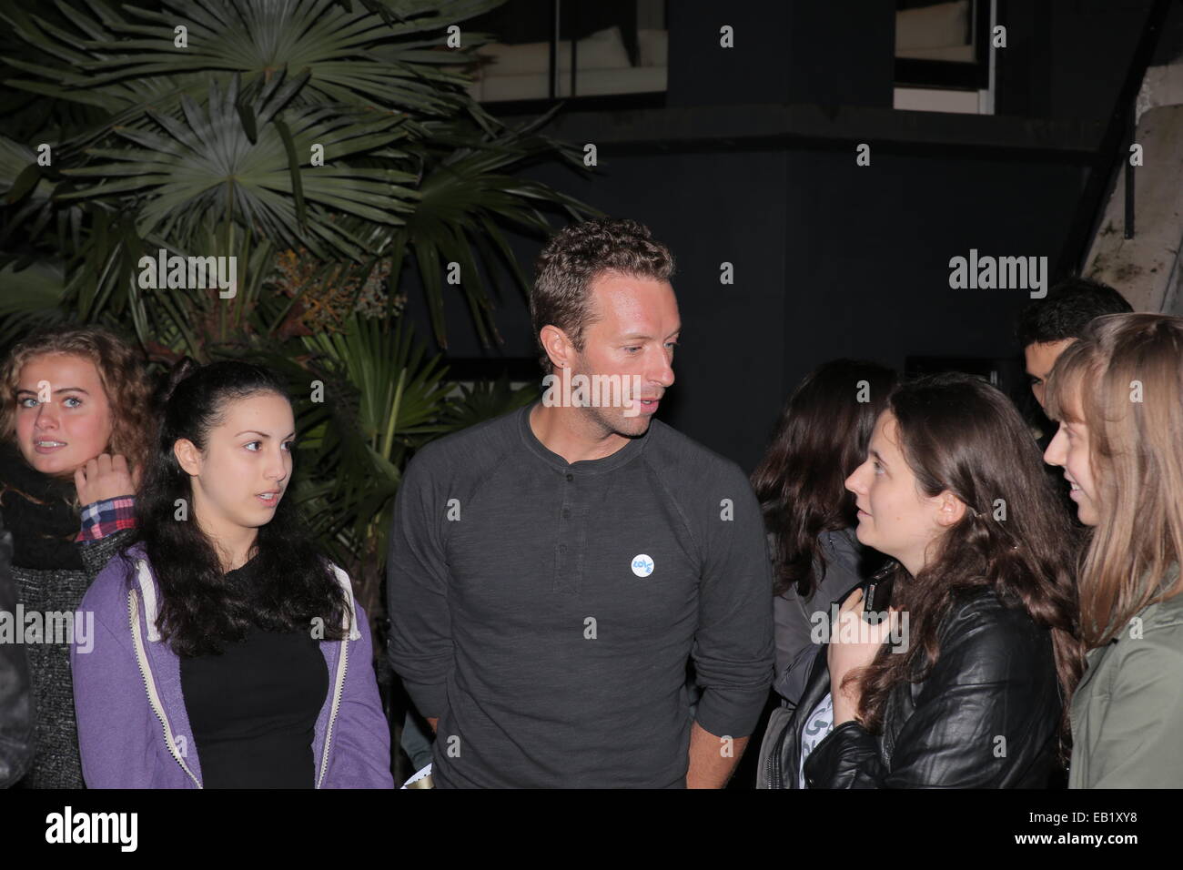 Chris Martin mit Fans am Sarm Studio Notting Hill, London, für eine neue Single, Band Aid 30. Stockfoto