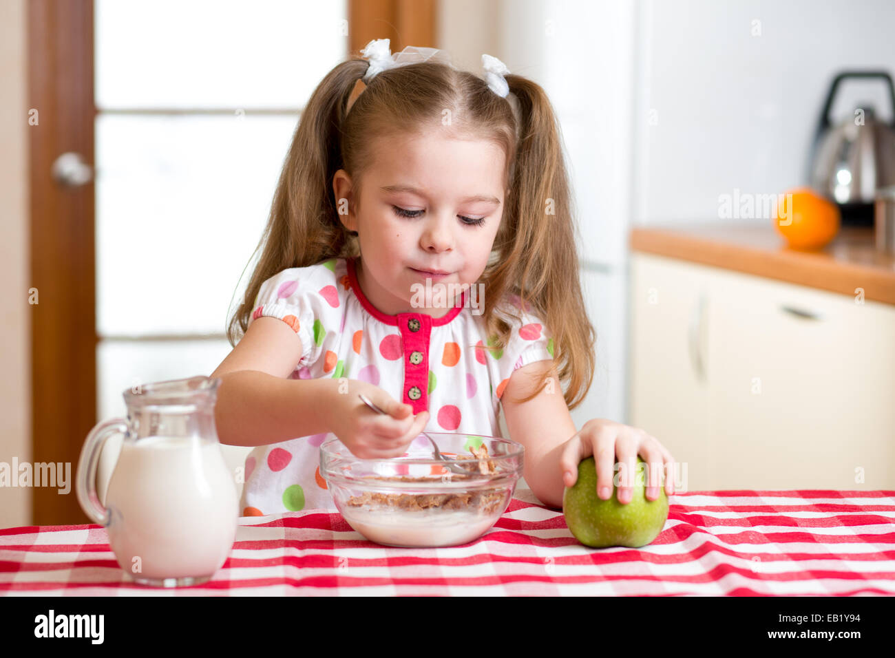 Kind gesund Essen in der Küche Stockfoto