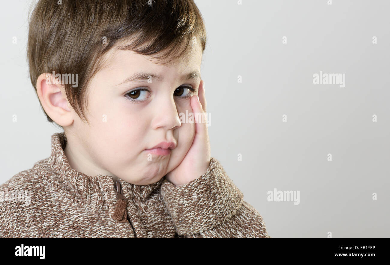 Porträt eines traurigen kleinen Jungen Stockfoto