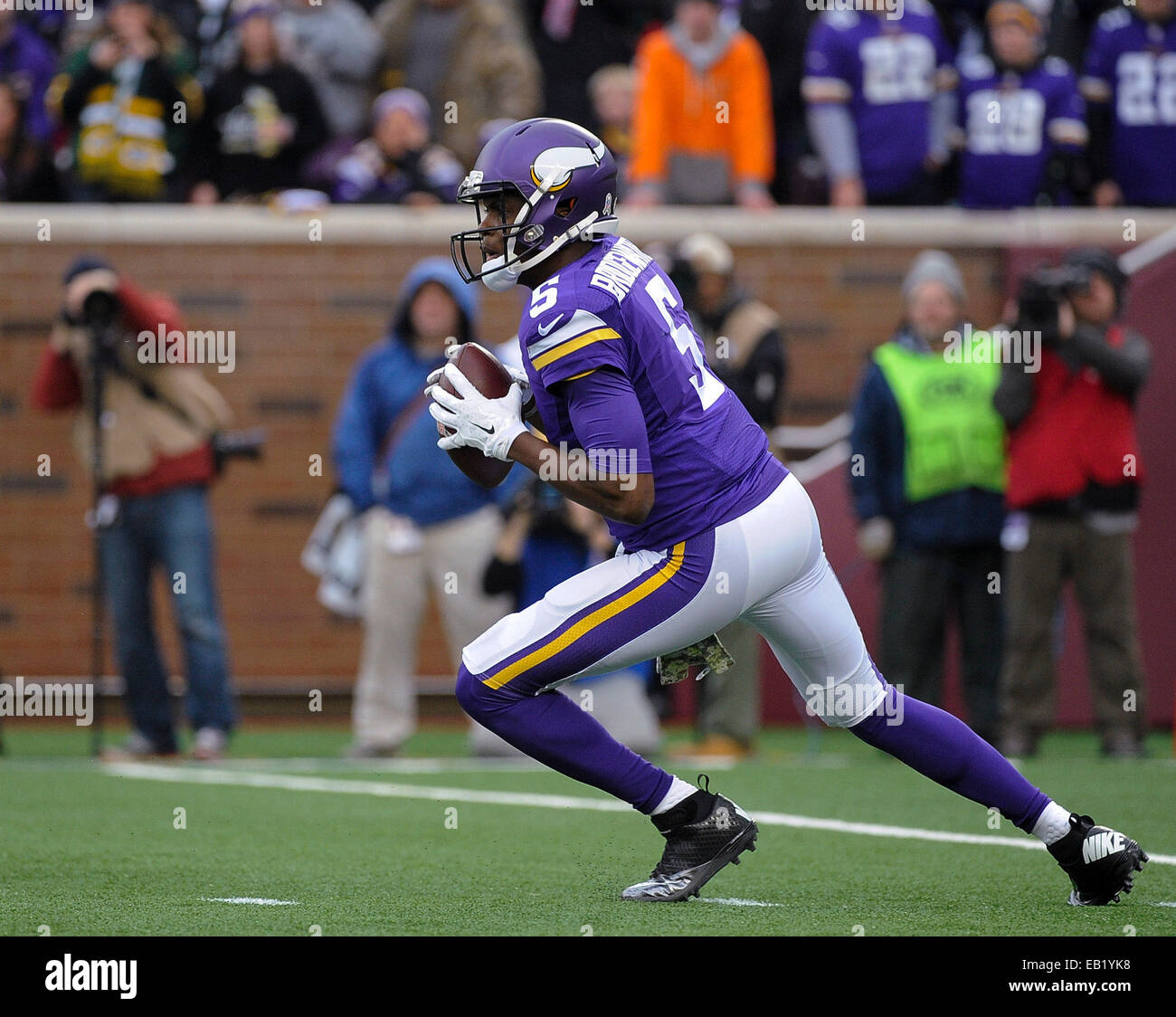 Minneapolis, MN, USA. 23. November 2014. Minnesota Vikings-quarterback Teddy Bridgewater (5) während der ersten Hälfte im TCF Bank Stadium in Minneapolis, MN. Craig Lassig/CSM/Alamy Live-Nachrichten Stockfoto