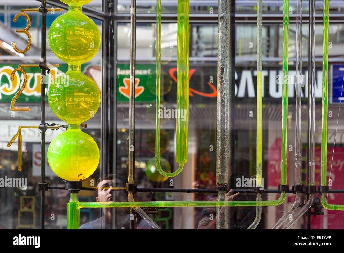 Touristen, die gerade ein Wasser-Uhrwerk aus 13 Metern Höhe in der Europa-Center Berlin, Deutschland Stockfoto