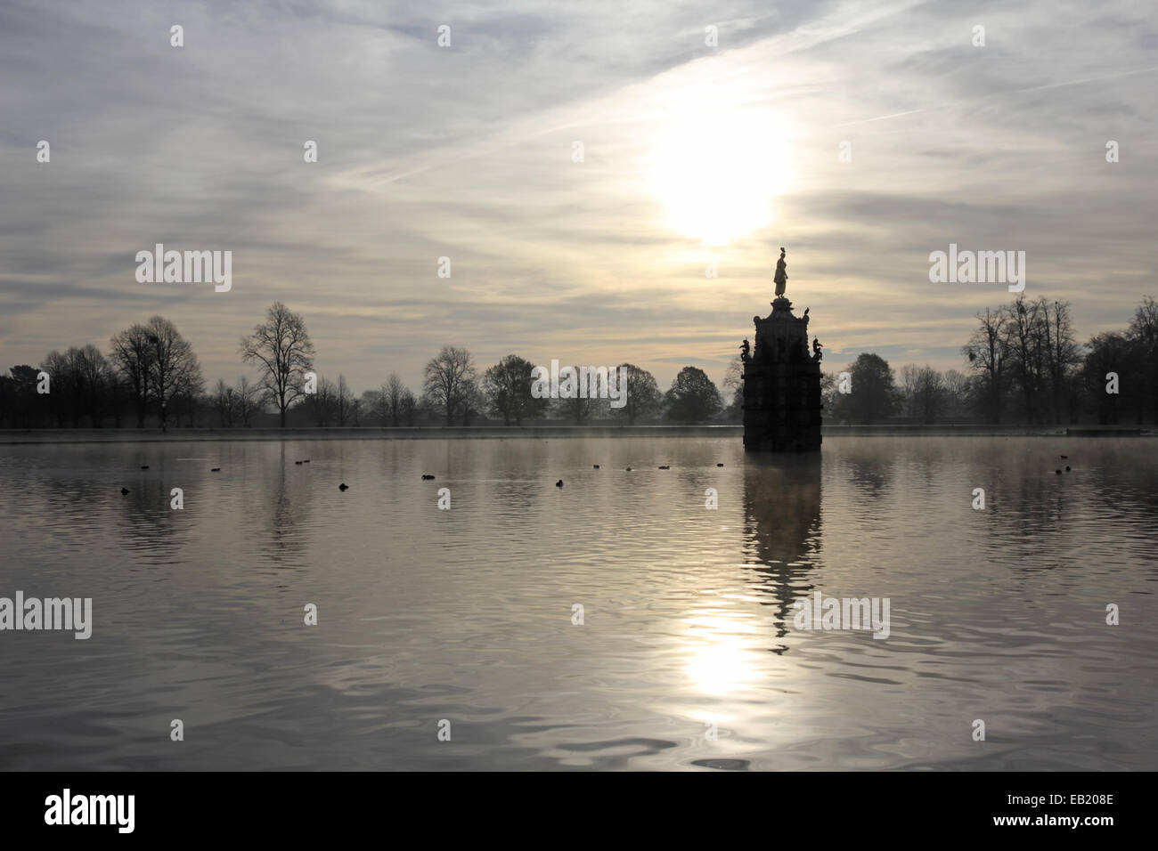 Bushy Park, SW-London, England, UK. 24. November 2014. Nebel steigt aus dem Wasser des Teiches Diana-Brunnen in Bushy Park an einem kalten und frostigen Morgen im Südosten Englands. Bildnachweis: Julia Gavin UK/Alamy Live-Nachrichten Stockfoto