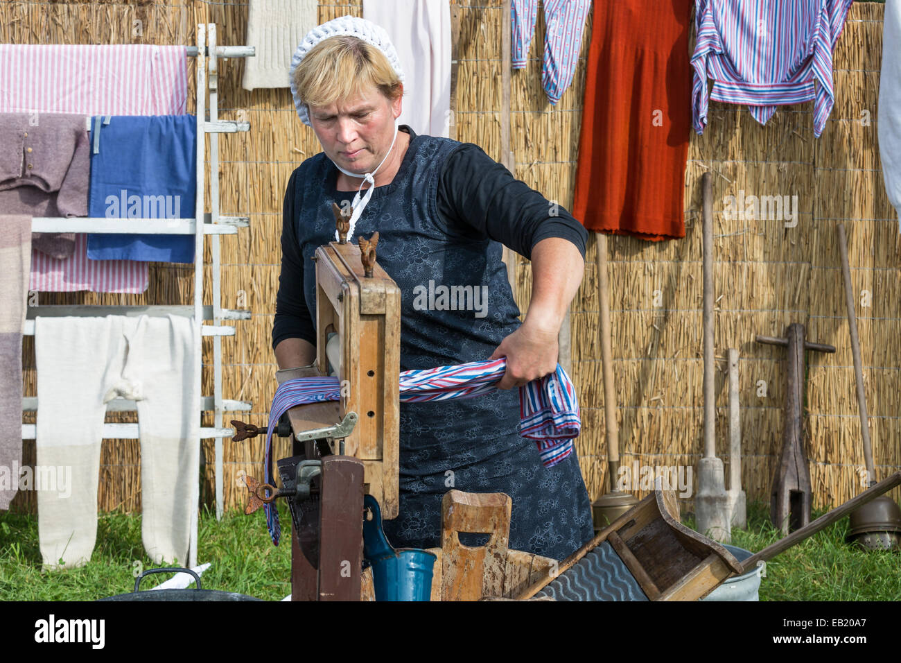 Washboard woman Fotos und Bildmaterial in hoher Auflösung Alamy