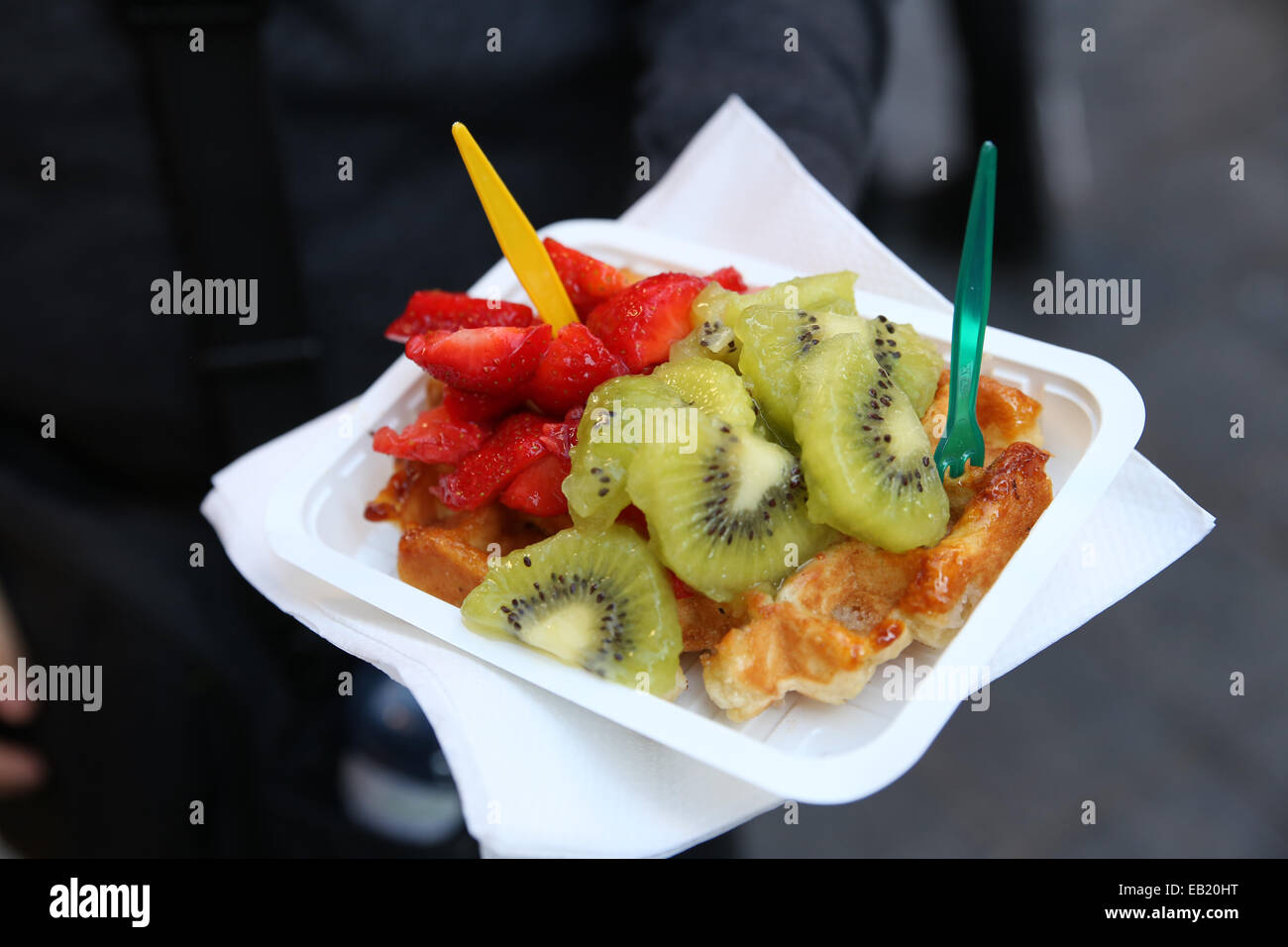 Belgische Waffeln Brüssel Topping Erdbeer Kiwi günstige touristische snack Stockfoto