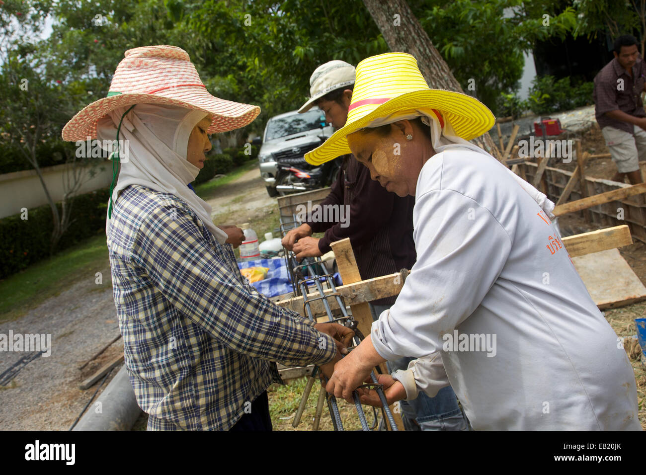 Burmesische Arbeitnehmerinnen Bau einer Mauer in Thailand Stockfoto