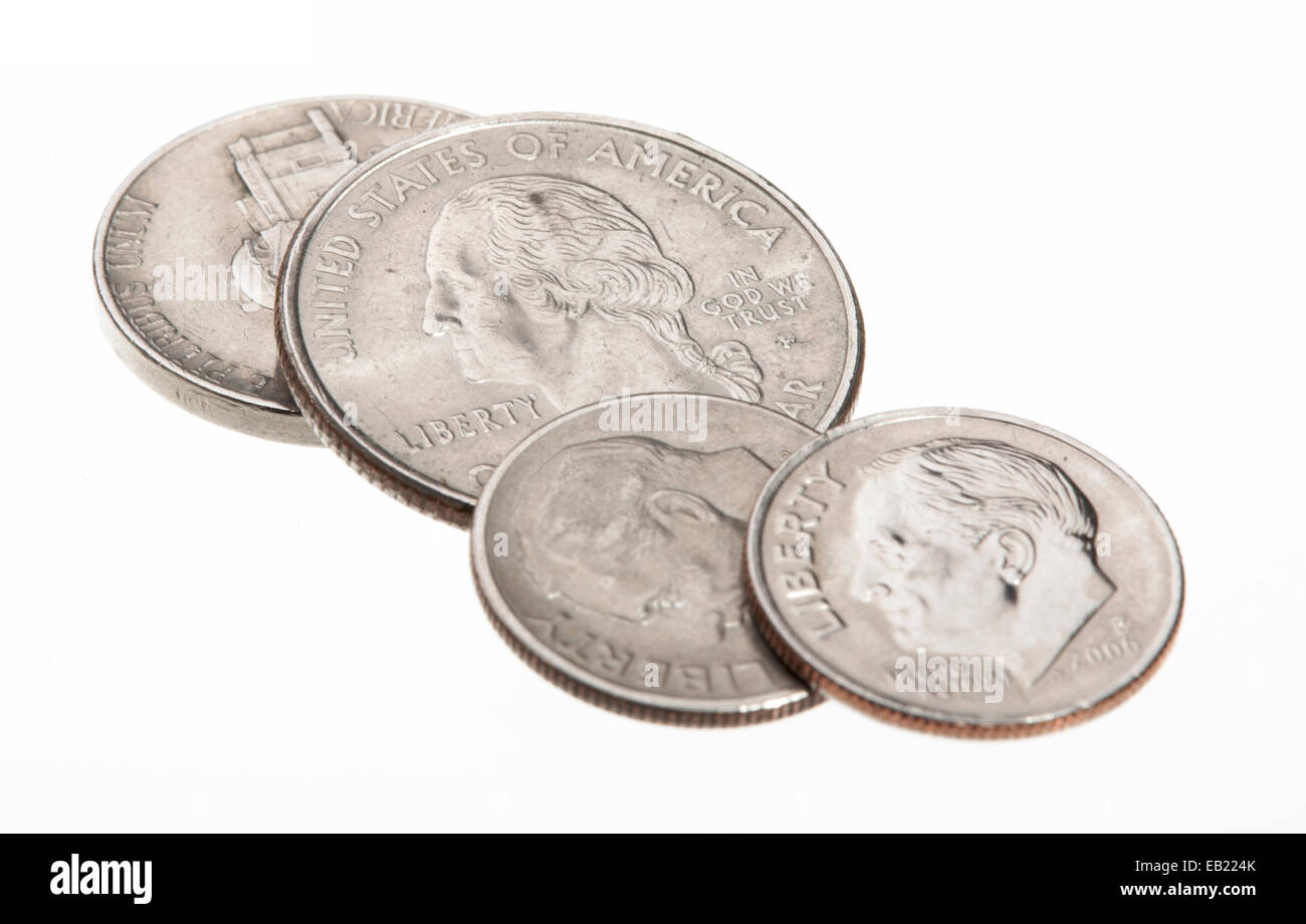 Lose amerikanische Münzen auf weißem Hintergrund Stockfoto