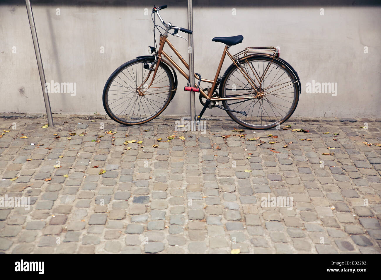 einzelnes Fahrrad Fahrrad Schloss Straße im freien einsam Stockfoto
