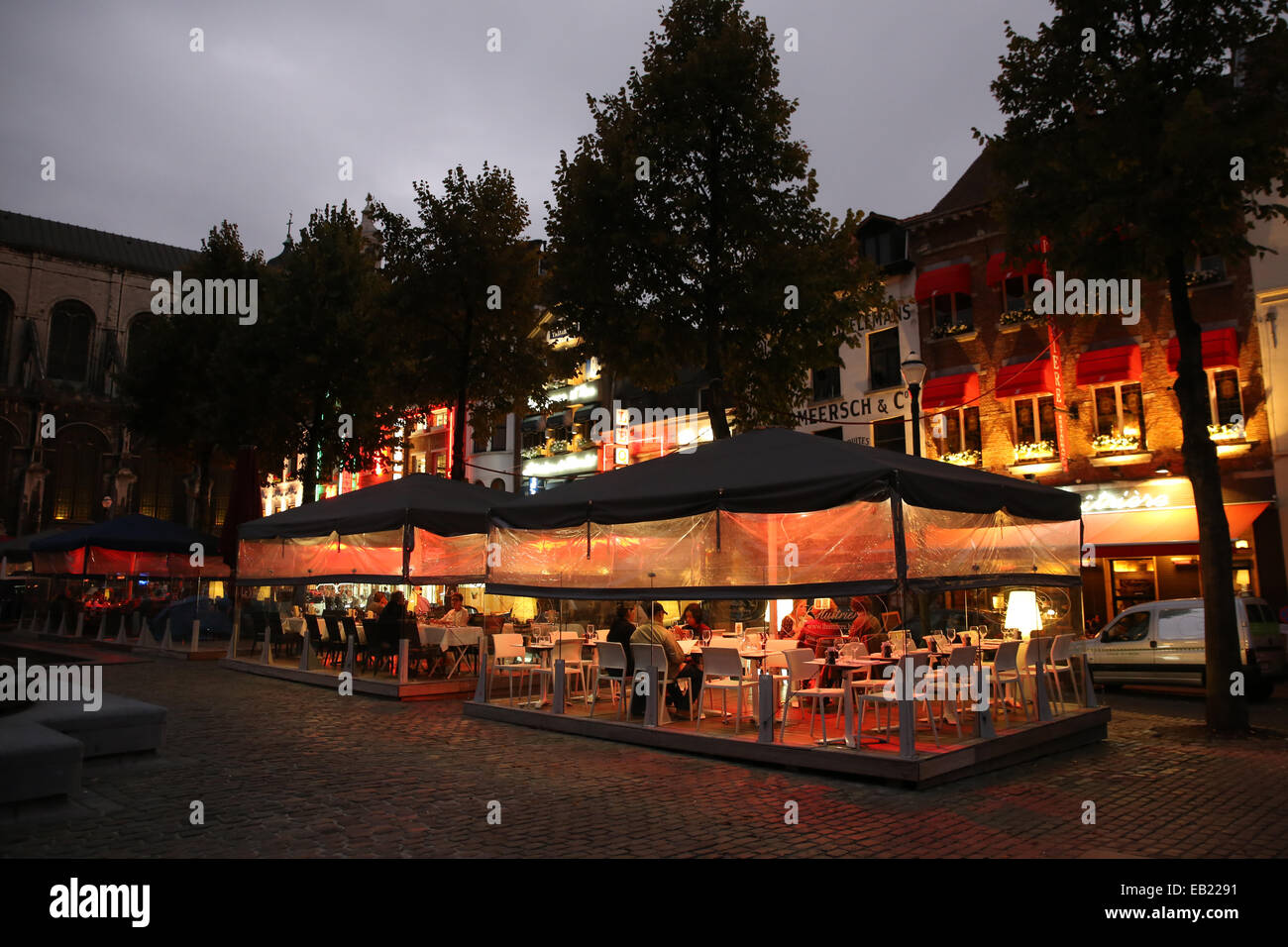 Restaurants in der Nähe von St. Catherine-Station in Brüssel in der Nacht Stockfoto