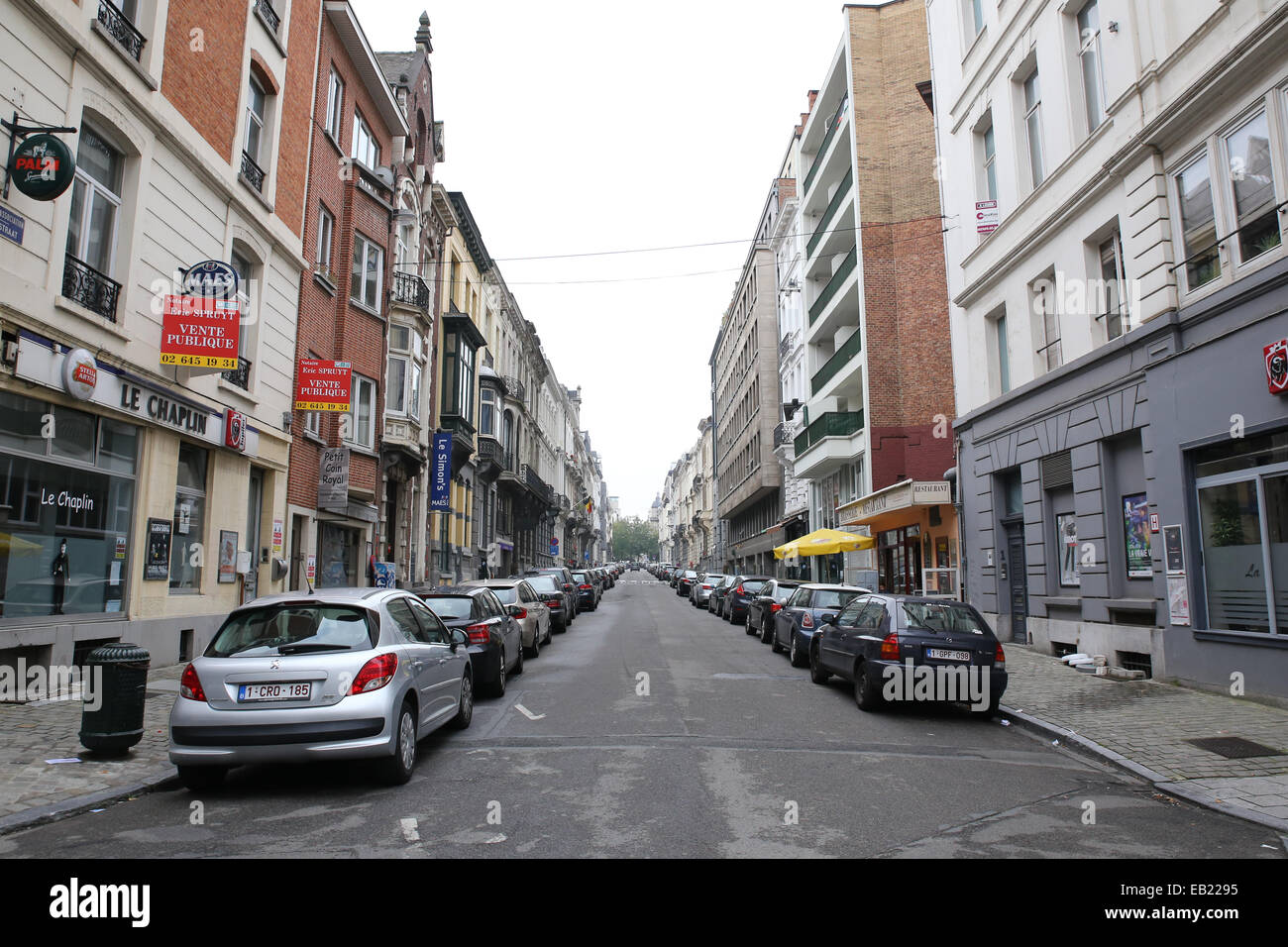 belgischen Brüssel Bruxelles Auto Autos leer Morgen geparkt Parkplatz Straße Stockfoto