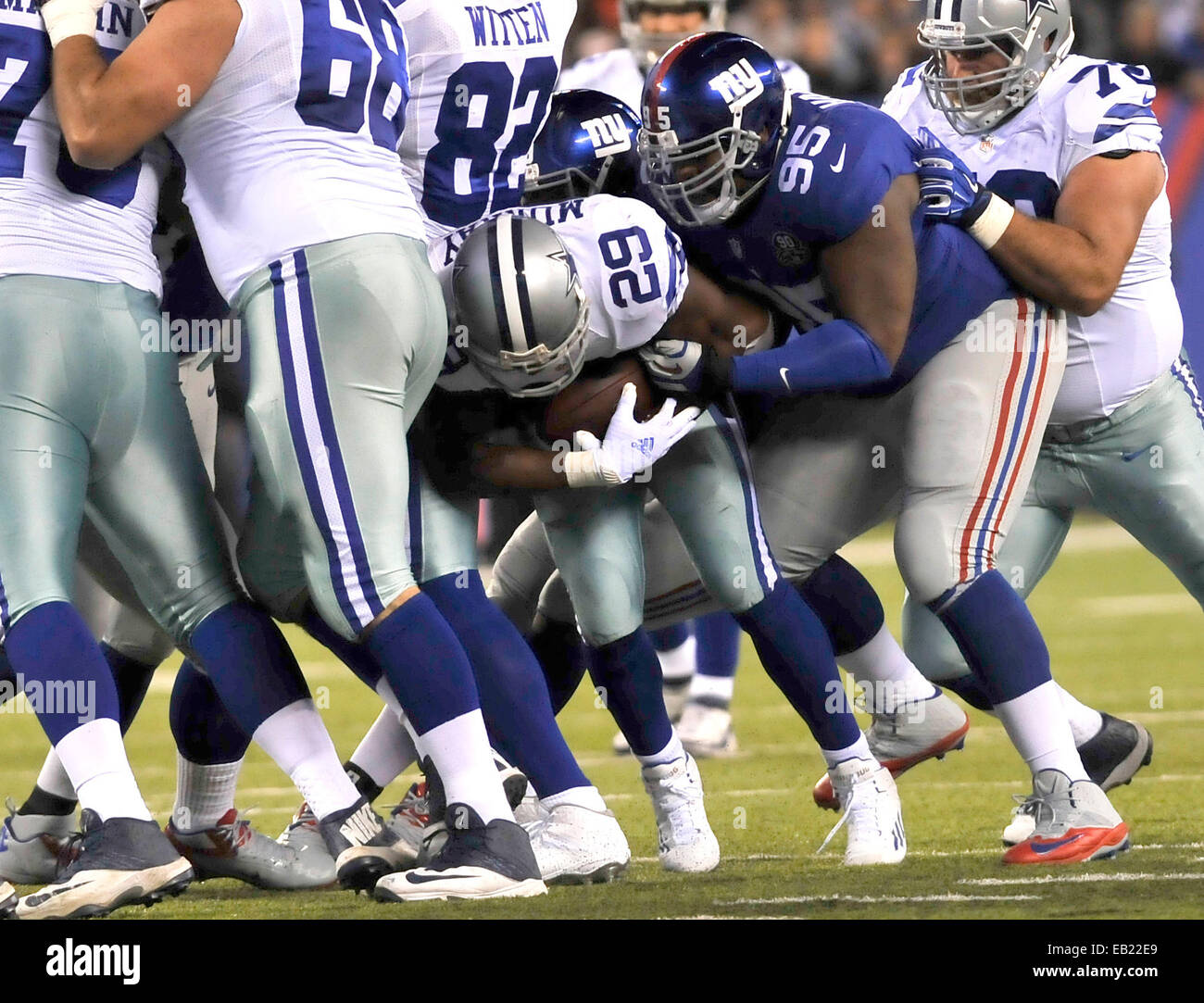 East Rutherford, New Jersey, USA. 23. November 2014. Giants defensive Tackle Johnathan Hankins (95) befasst sich mit Cowboys Runningback DeMarco Murray (29) im ersten Quartal bei NFL Aktion zwischen den New York Giants und die Dallas Cowboys im MetLife Stadium in East Rutherford, New Jersey. Die Cowboys besiegt die Riesen 31-28. © Csm/Alamy Live-Nachrichten Stockfoto