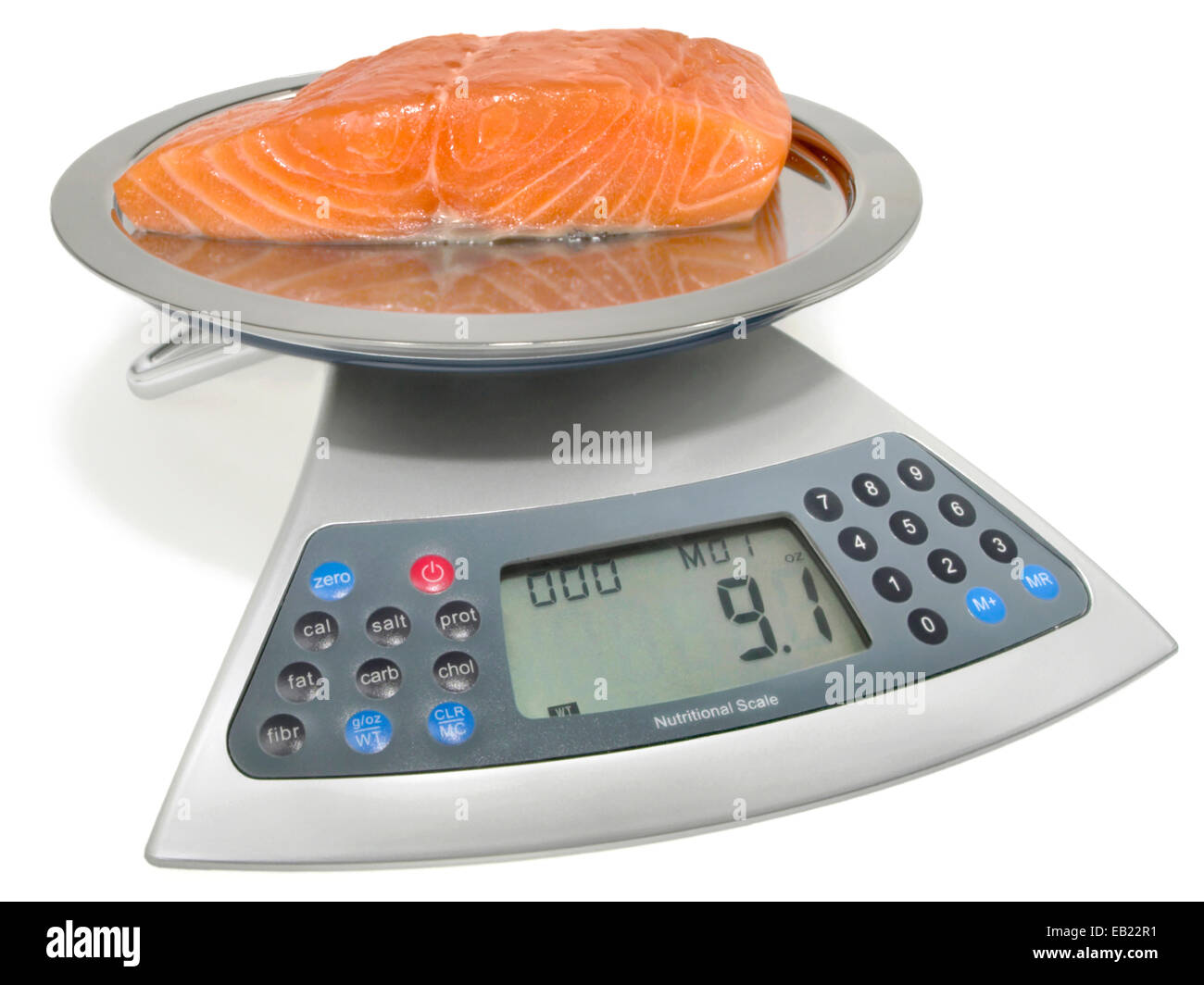 Lachs auf einer digitalen Skala, fotografiert auf weißem Hintergrund Stockfoto