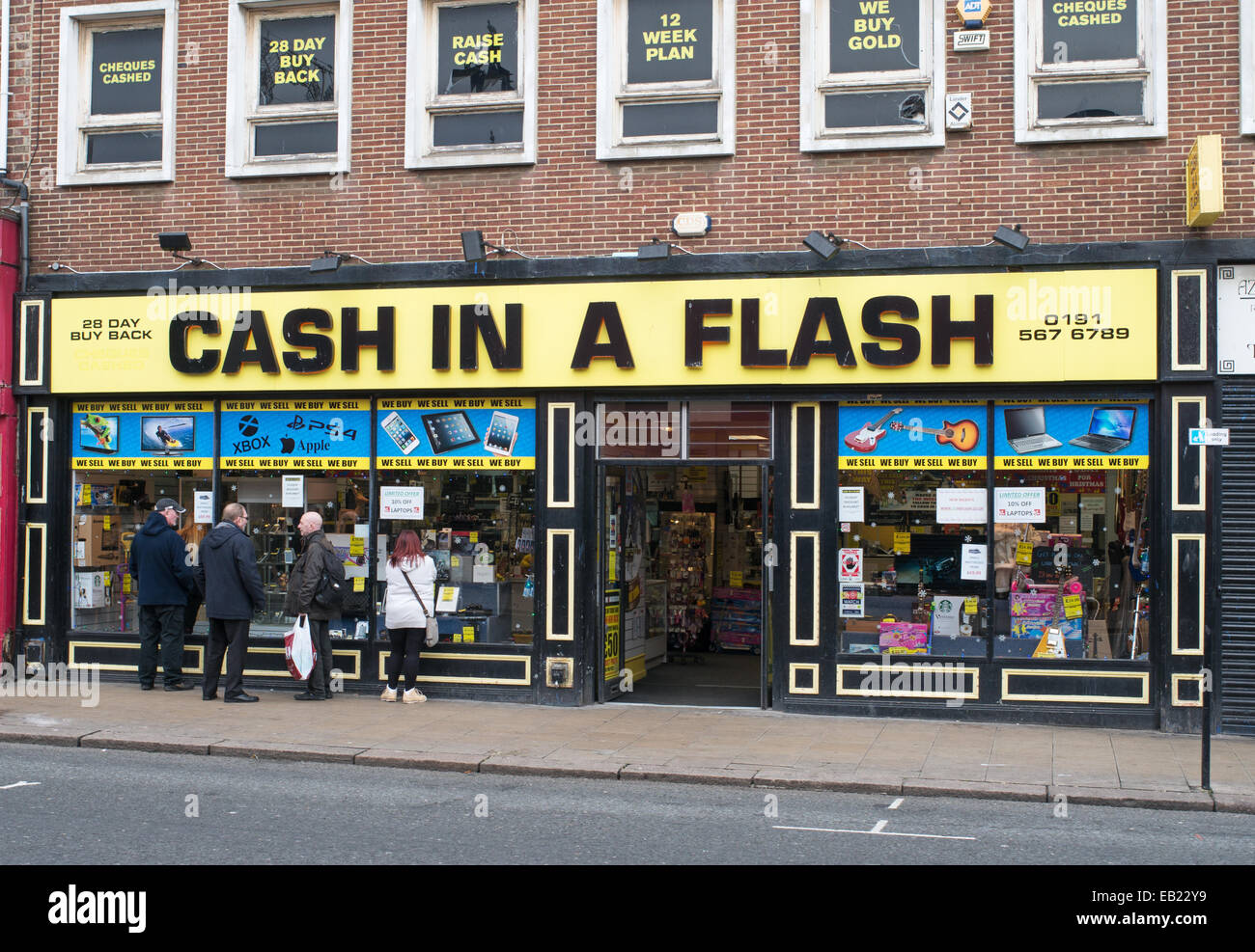 Bargeld in einem Flash-Sekundenzeiger und Pfandhaus in Sunderland, Nord-Ost-England, UK Stockfoto