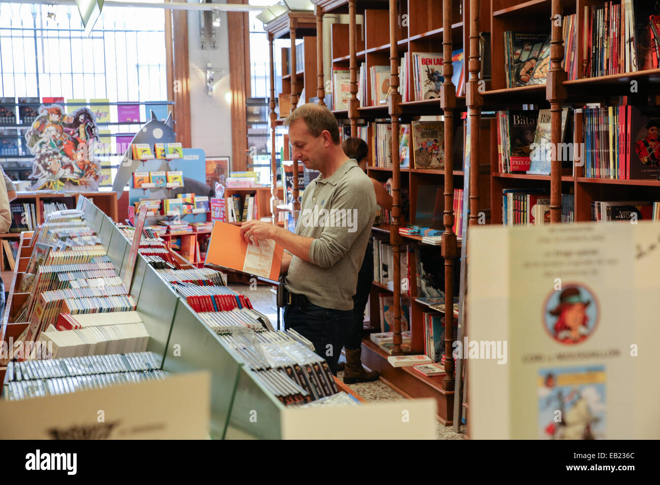 weißer Mann Buch im Buchladen Europa Stockfoto