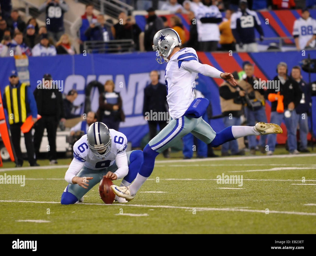 East Rutherford, New Jersey, USA. 24. November 2014. Cowboys Kicker Dan Bailey (5) startet einen Extrapunkt nach Knopfdruck Dez Bryant sich spät im vierten Quartal bei NFL Aktion zwischen den New York Giants und die Dallas Cowboys im MetLife Stadium in East Rutherford, New Jersey. Die Cowboys besiegt die Riesen 31-28. Bildnachweis: Csm/Alamy Live-Nachrichten Stockfoto