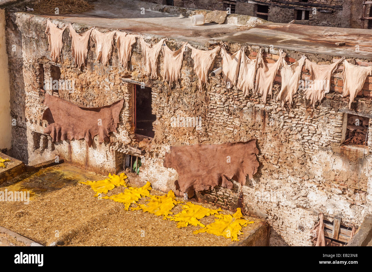 Traditionelle Leder Gerbereien in der Medina von Fes, Marokko Stockfoto
