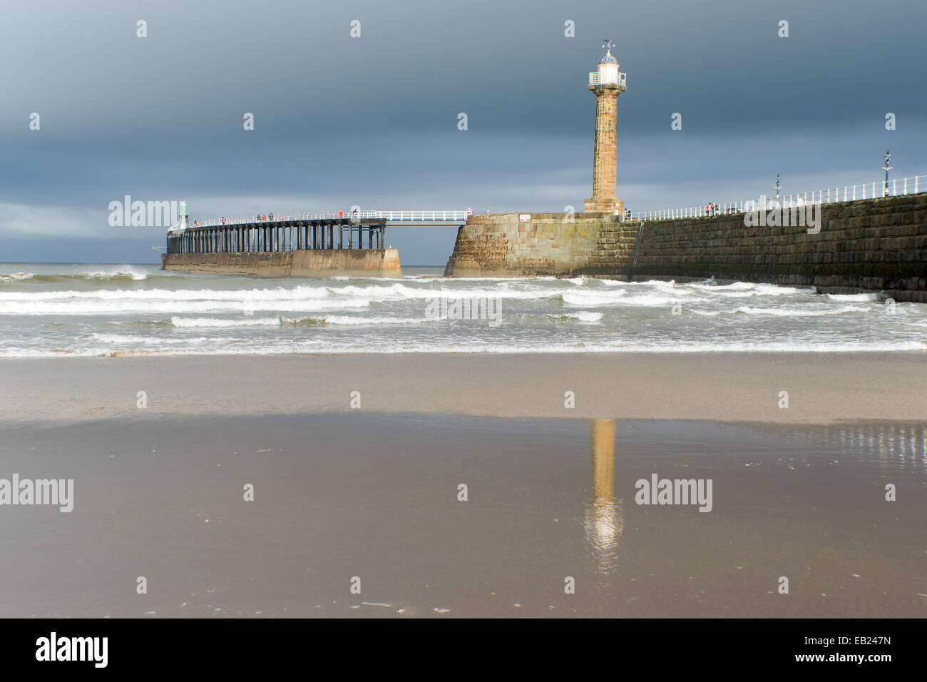 Whitby West Pier Arm und Leuchtturm Stockfoto