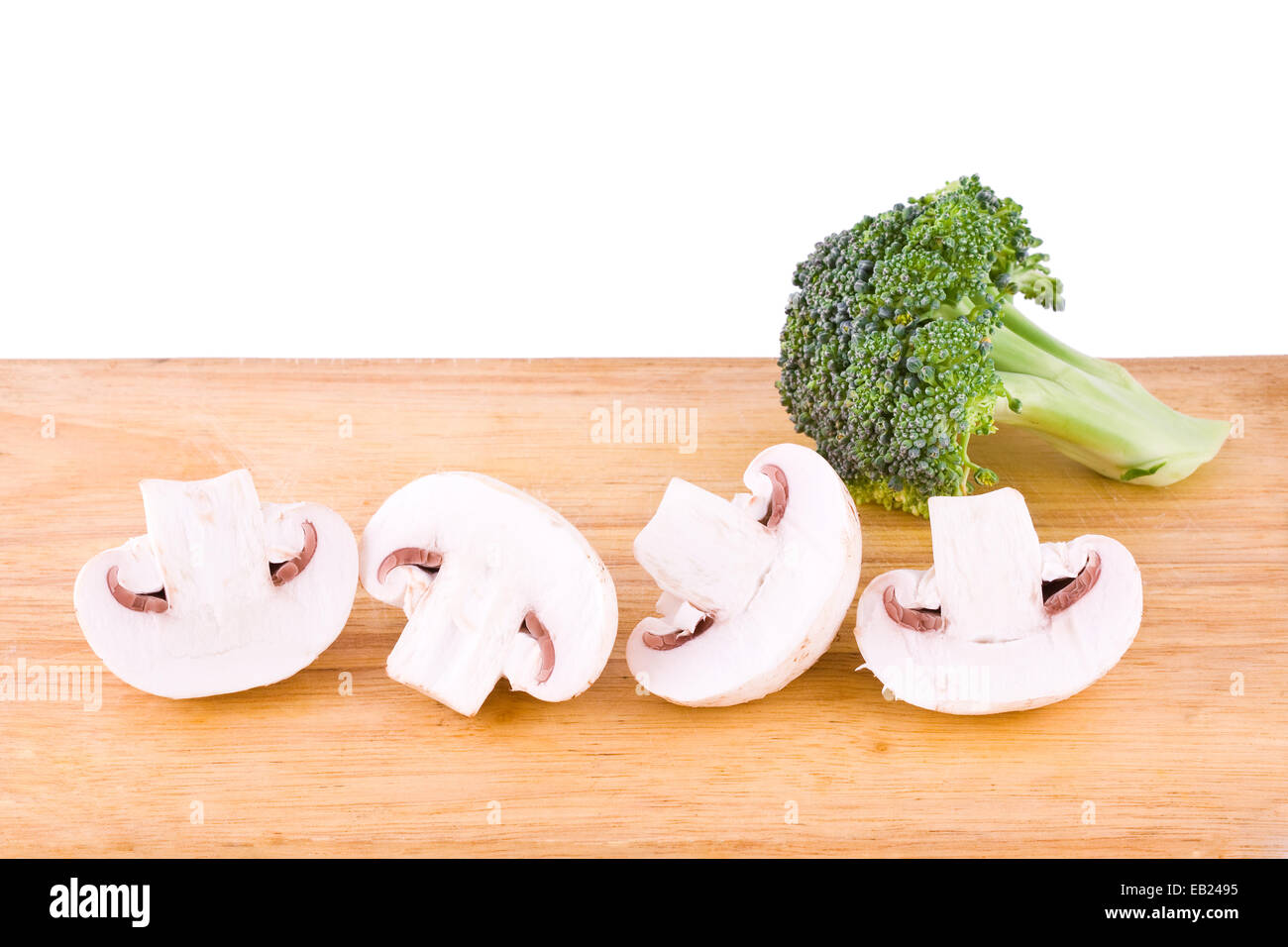 Frischen Champignons und Broccoli auf dem Holzbrett Stockfoto