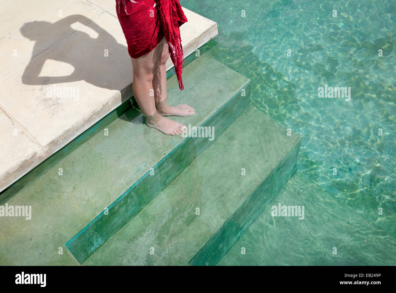 eine Frau steht auf der obersten Stufe des Pools im Hix Island House in Vieques, Puerto Rico Stockfoto