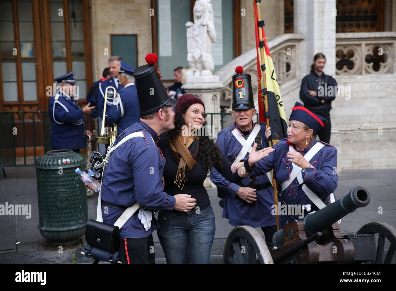 Tourist unter Bild Brüssel Soldat uniform Stockfoto