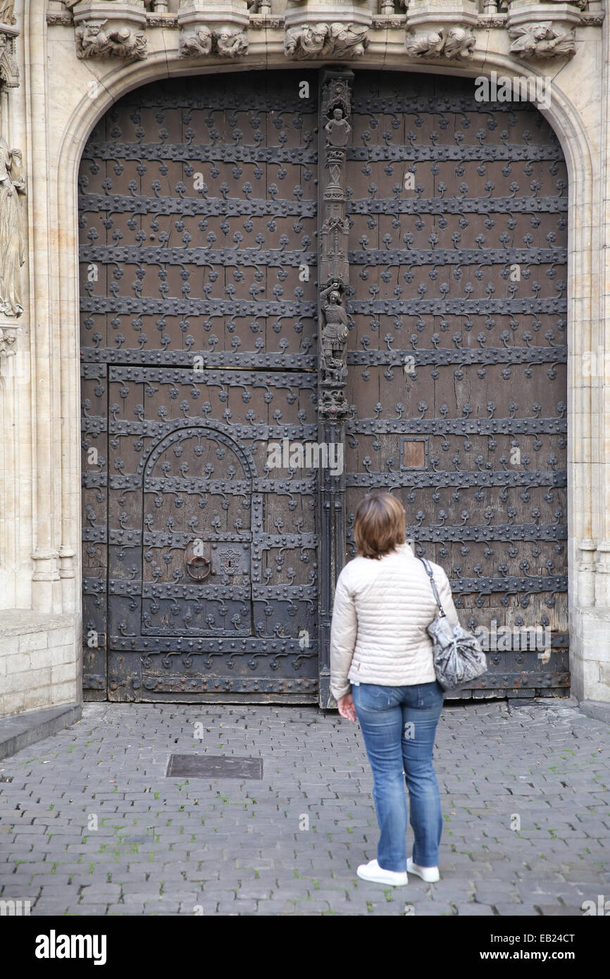 weibliche Touristen Brüssel Rathaus Grand Ort Grote Markt Belgien Stockfoto