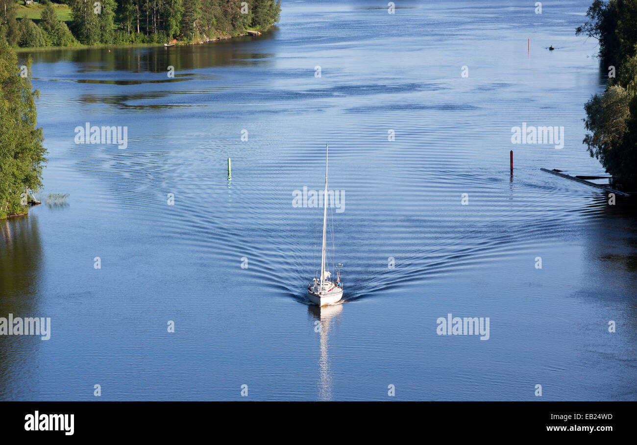 Luftaufnahme eines isolierten Segelboot fahren mit Motor am Binnenfluss , Leppävirta , Finnland Stockfoto