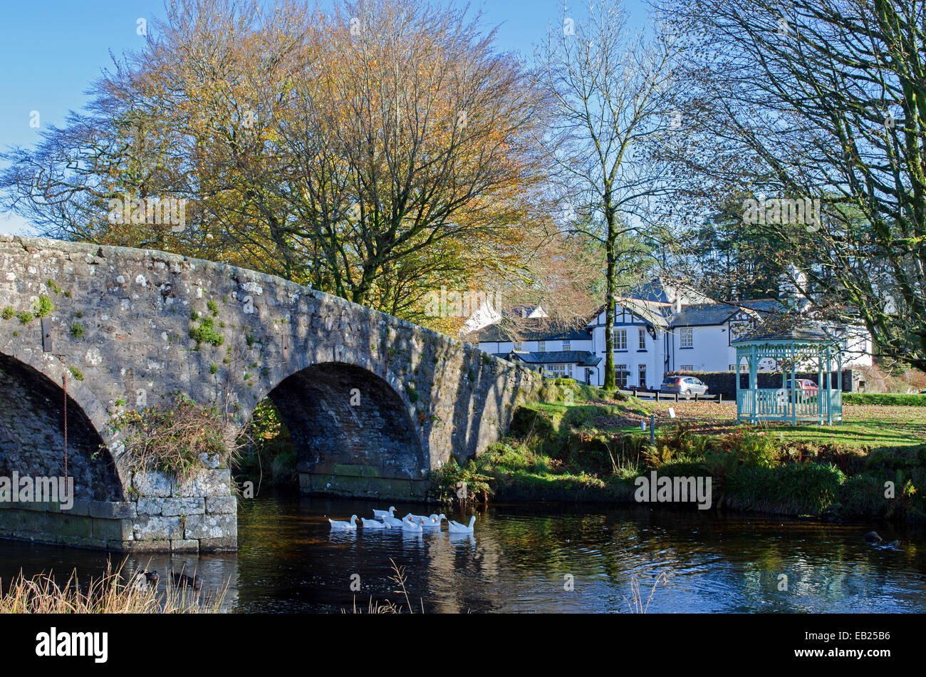 Die alte Brücke auf zwei Brücken auf Dartmoor, Devon, UK Stockfoto