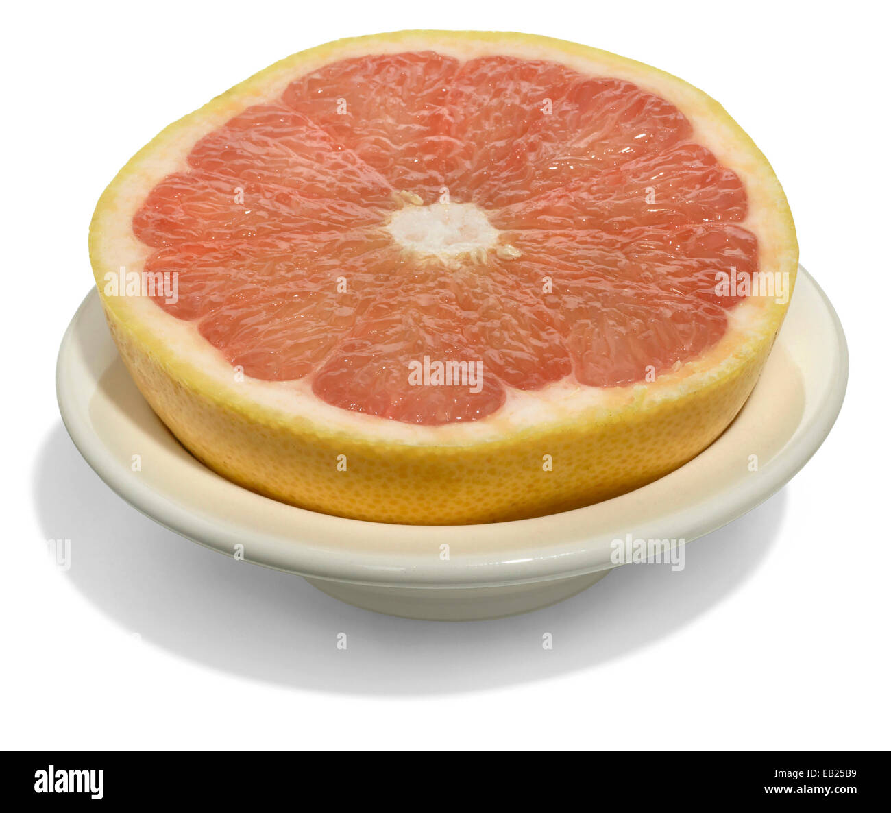 Grapefruit in einer weißen Schüssel, fotografiert auf weißem Hintergrund Stockfoto