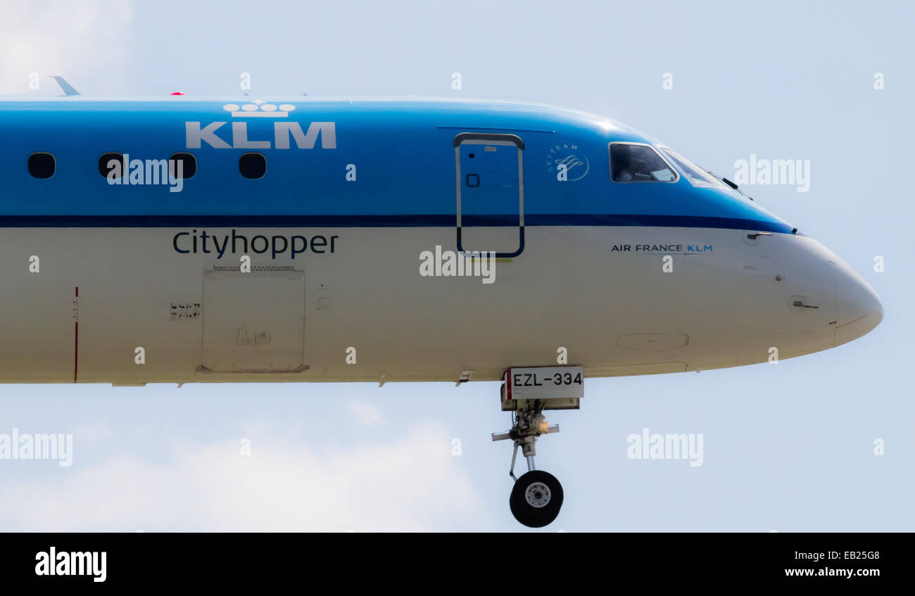 KLM Cityhopper Embraer 190ER, Manchester International Airport landen. Stockfoto