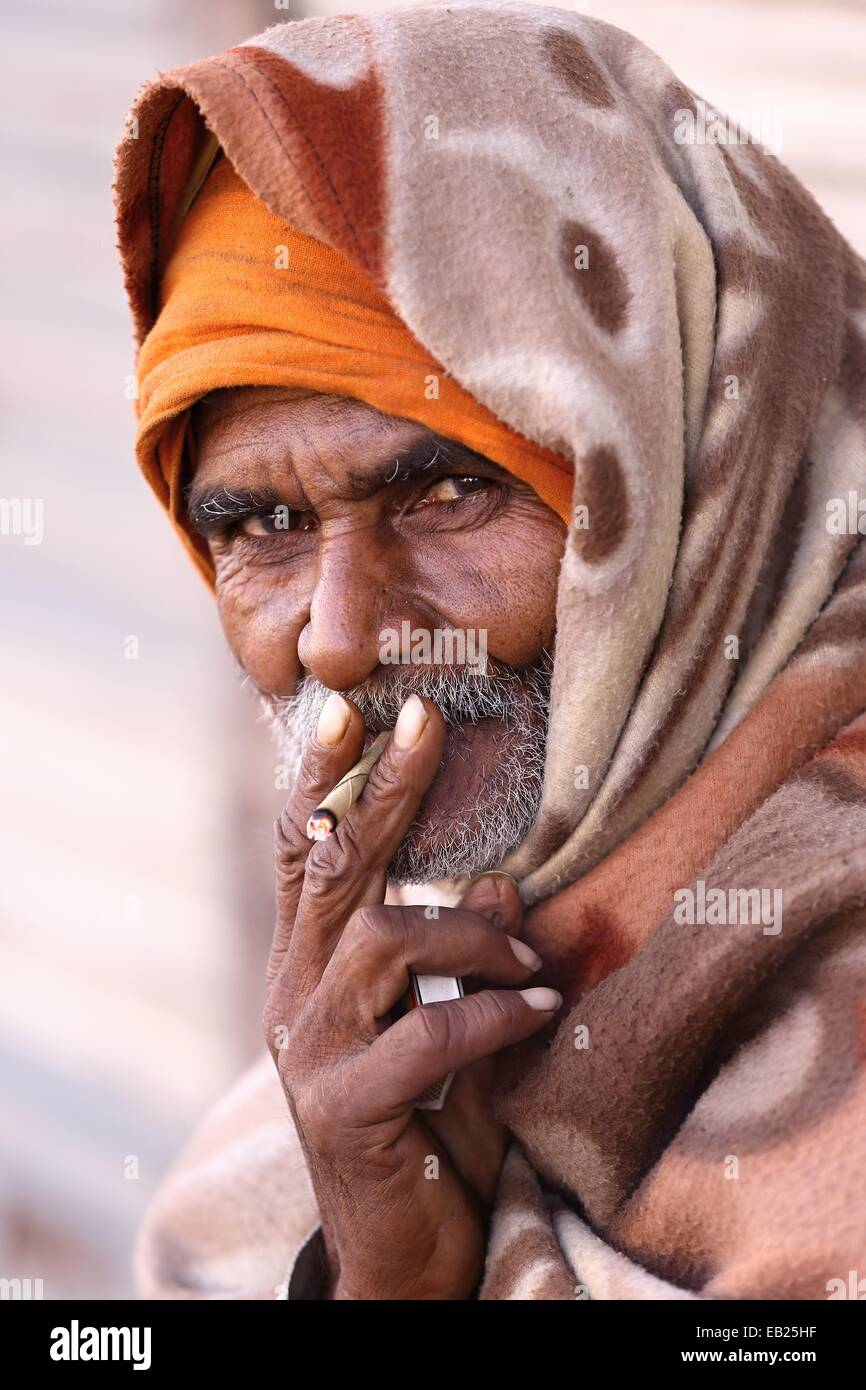 Rajasthani Mann Rauchen eine Biddi Indian Stockfoto