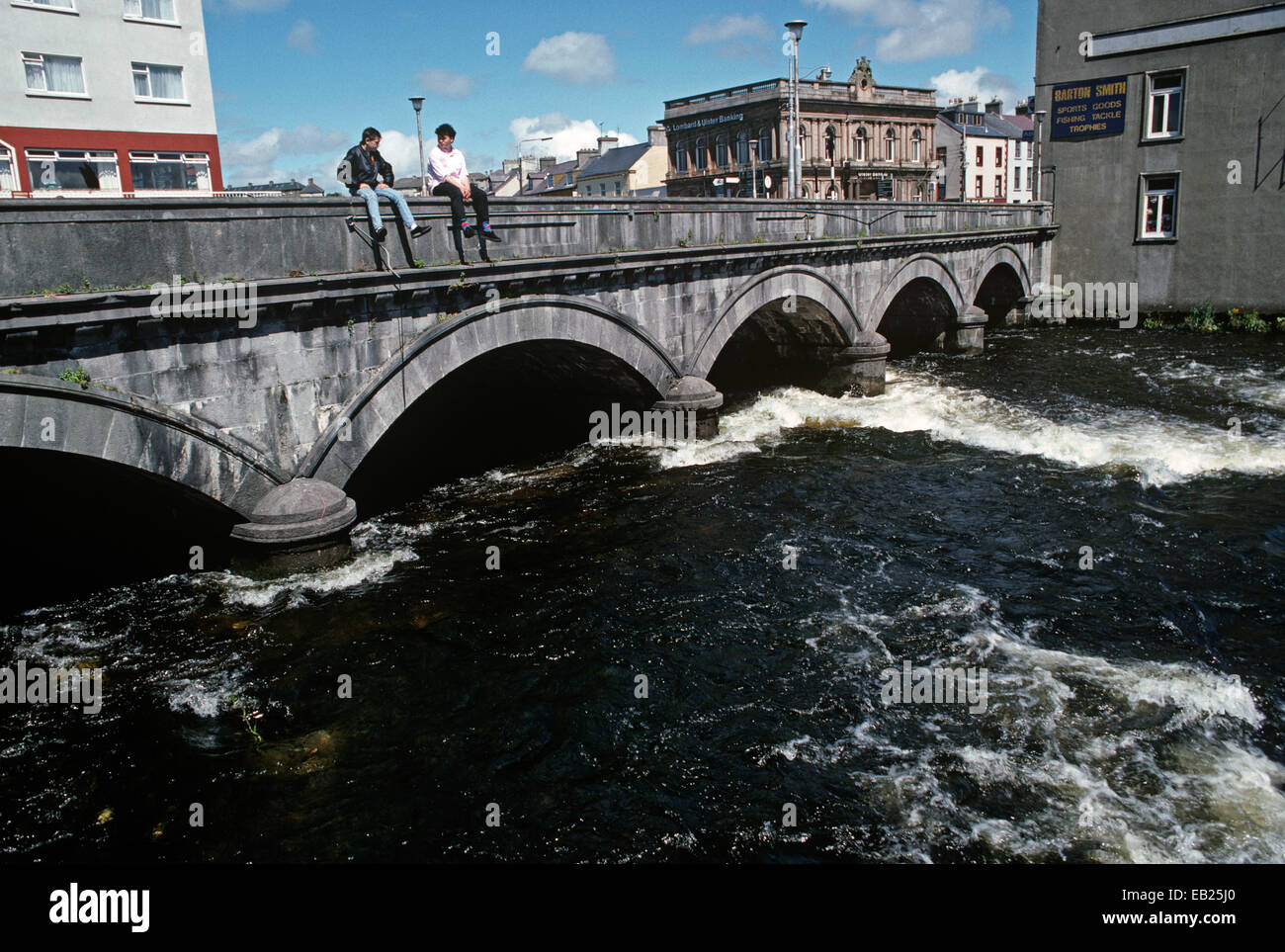 BRÜCKE ÜBER GARAVOGUE MAINUFER, SLIGO TOWN, COUNTY SLIGO, IRLAND. DICHTER, DRAMATIKER UND NOBEL-PREISTRÄGER DER LITERATUR, WILLIAM BUTLER YEATS HEIMATSTADT. Stockfoto