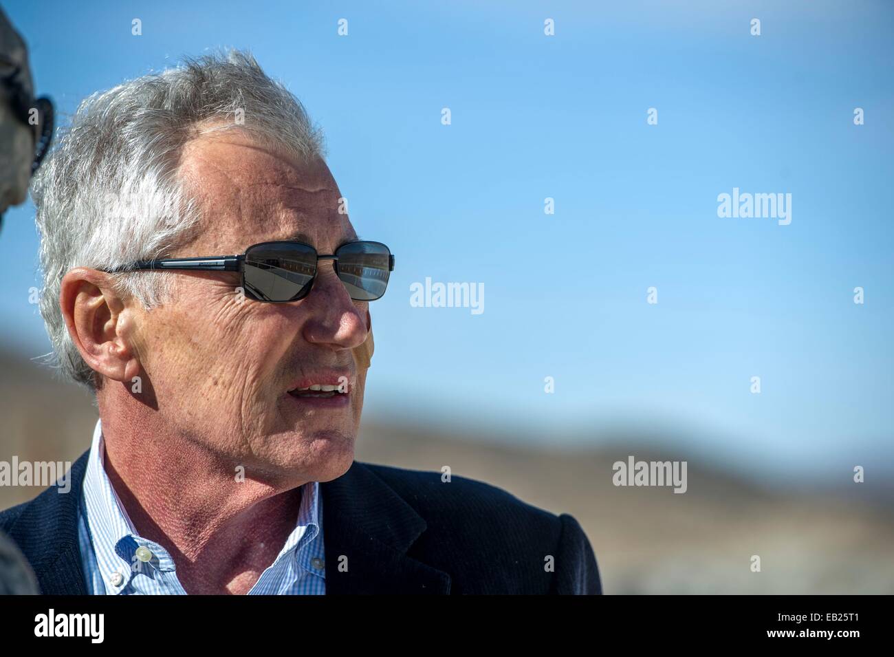 US-Verteidigungsminister Chuck Hagel beobachtet ein Trainingsszenario im National Training Center 21. November 2014 Fort Irwin, Kalifornien. Verteidigungsminister Chuck Hagel kündigte seinen Rücktritt 24. November 2014. Stockfoto