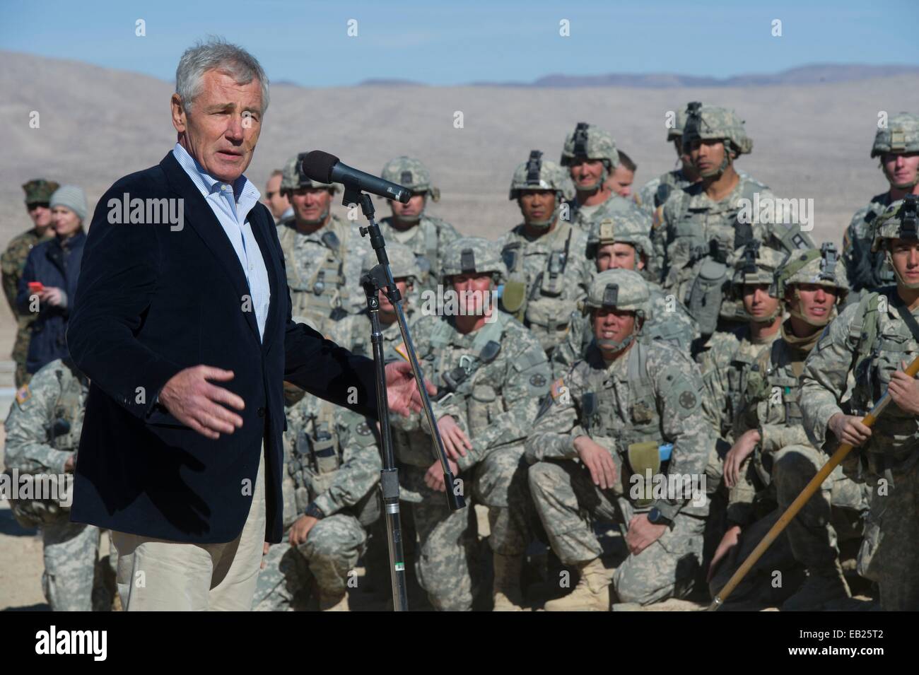 US-Verteidigungsminister Chuck Hagel richtet sich Soldaten im National Training Center 21. November 2014 Fort Irwin, Kalifornien. Verteidigungsminister Chuck Hagel kündigte seinen Rücktritt 24. November 2014. Stockfoto