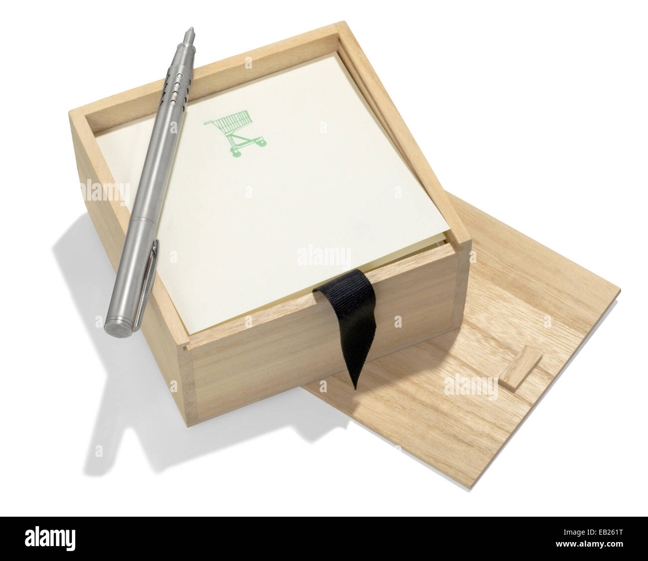 Holzkiste Papier für eine Einkaufsliste mit Stift Stockfoto