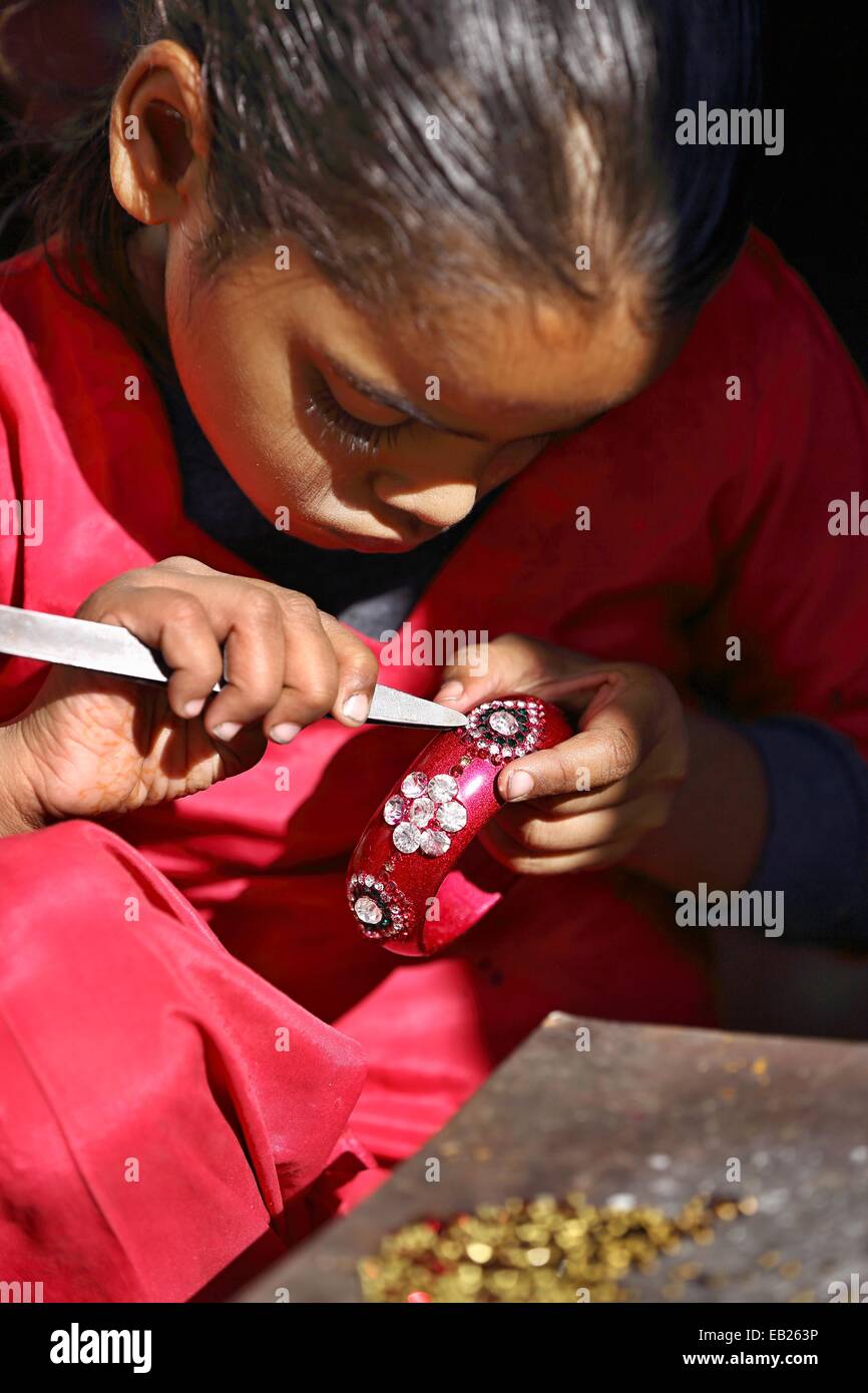 Junge Inderin arbeitet in einer Fabrik Armreifen Indien Stockfoto