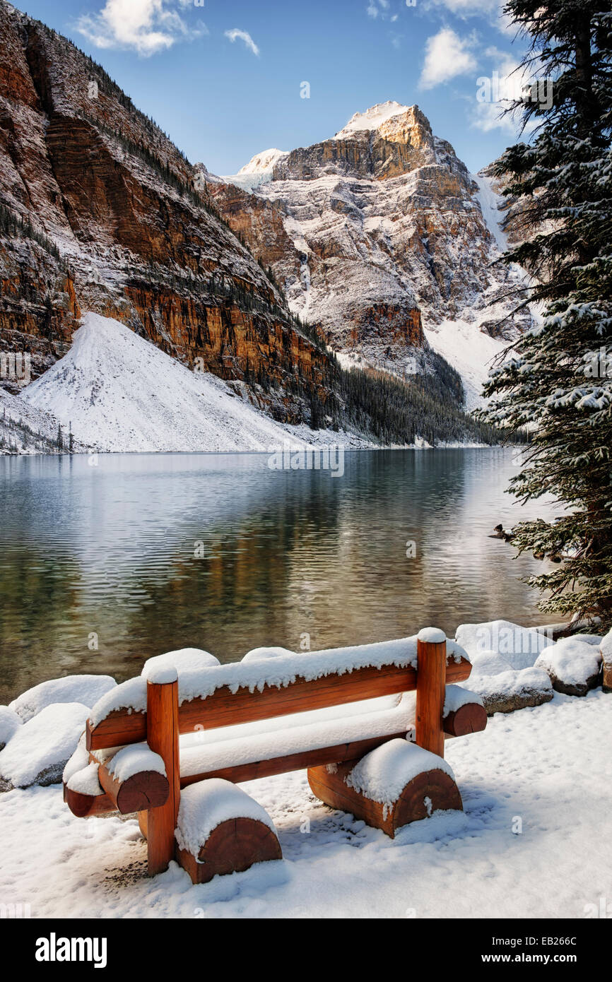 Licht des frühen Morgens zeigt Herbst Neuschnee am Moraine Lake in Alberta die kanadischen Rockies und Banff Nationalpark. Stockfoto